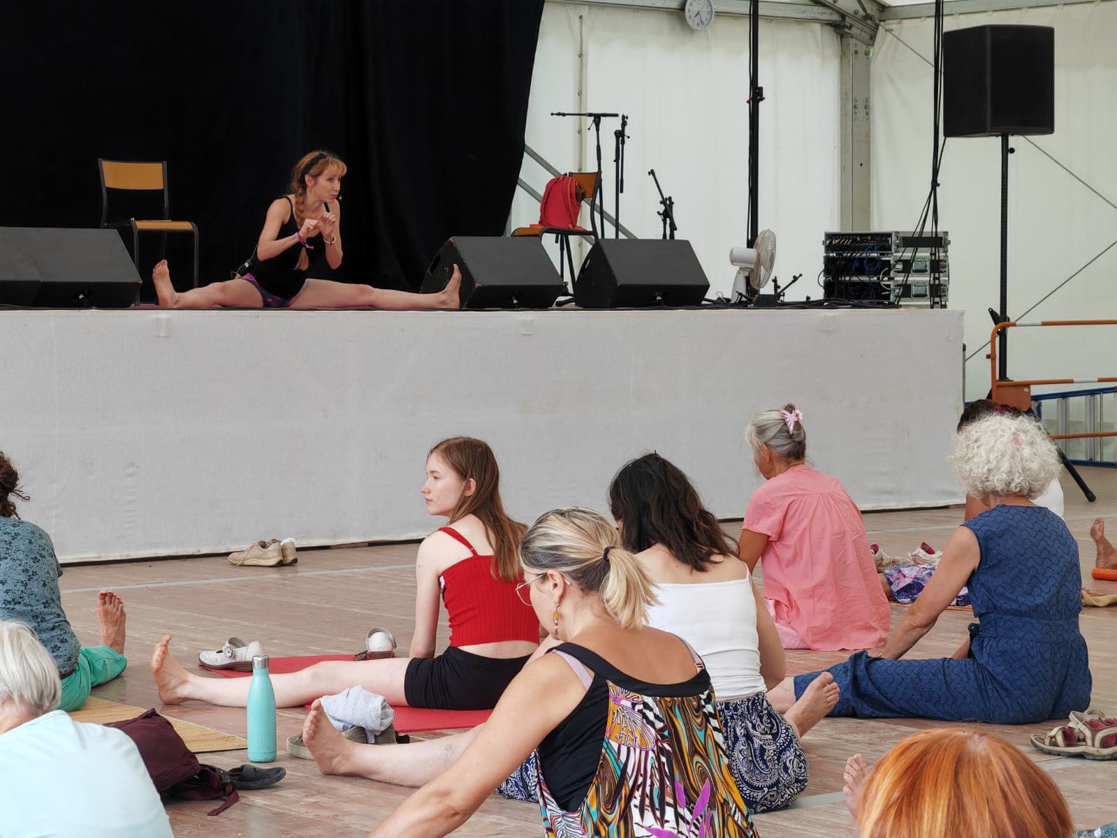 Séance de yoga guidée dans une ambiance apaisante