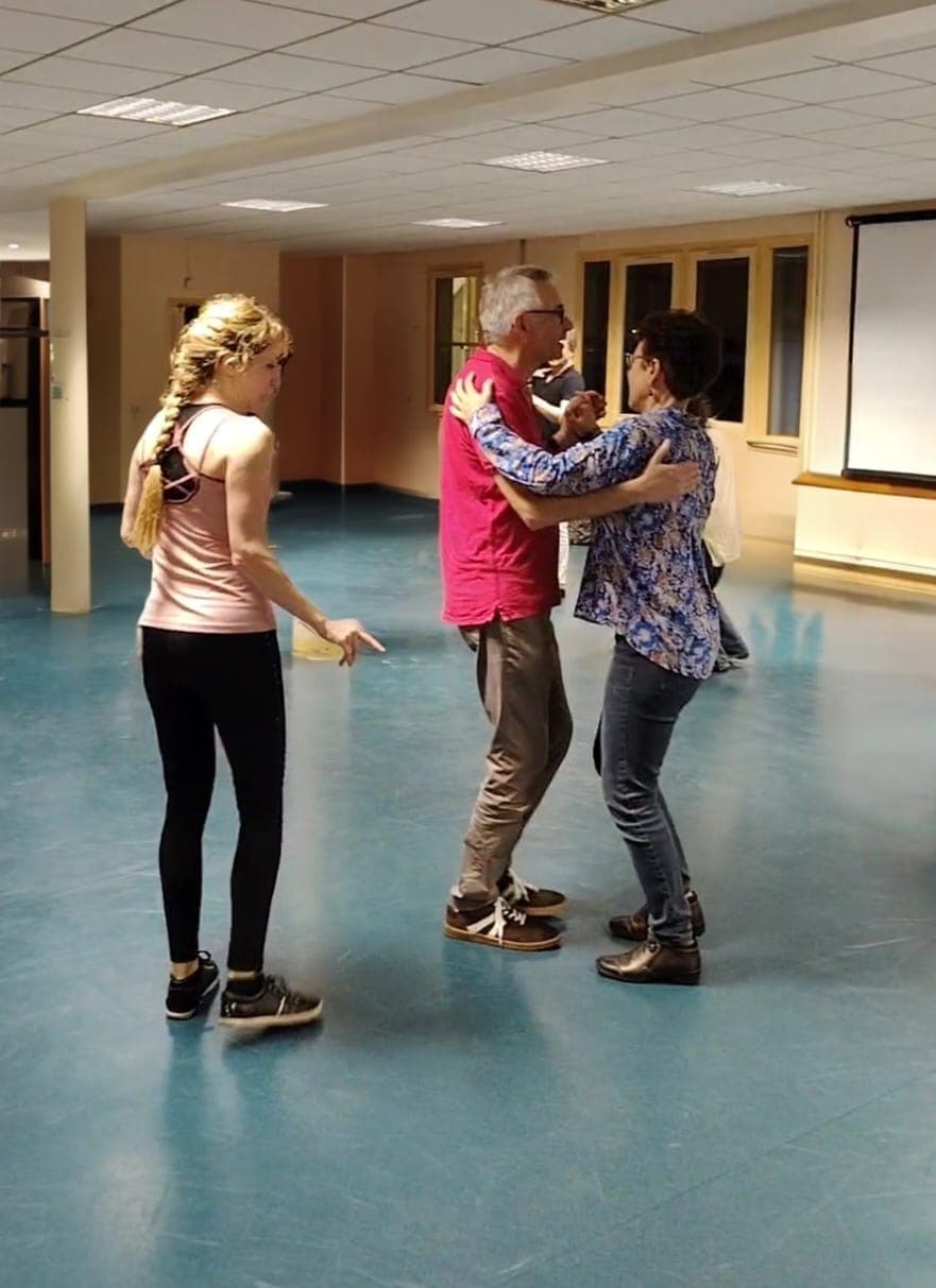 Danse de couple dans une ambiance chaleureuse