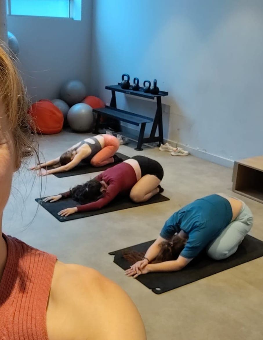 Séance douce de Pilates dans un studio calme