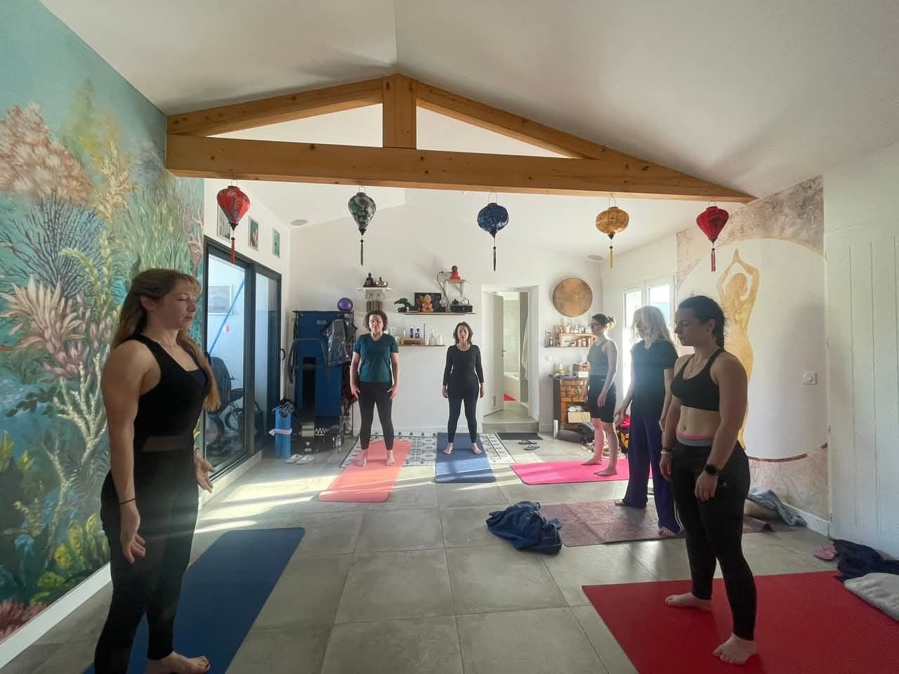 Cours de Pilates en petit groupe dans un studio lumineux