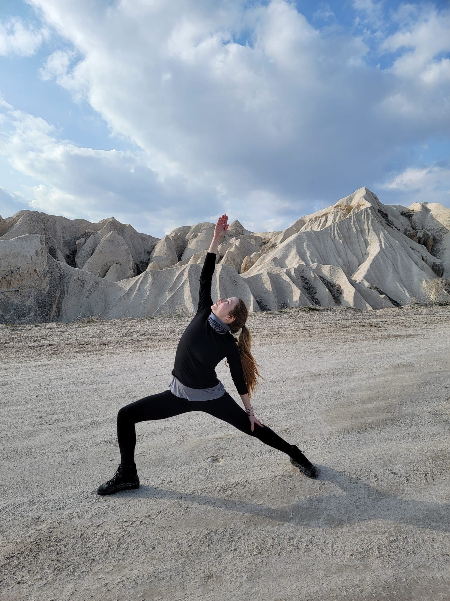 Pratique de yoga en posture verticale dans un espace lumineux