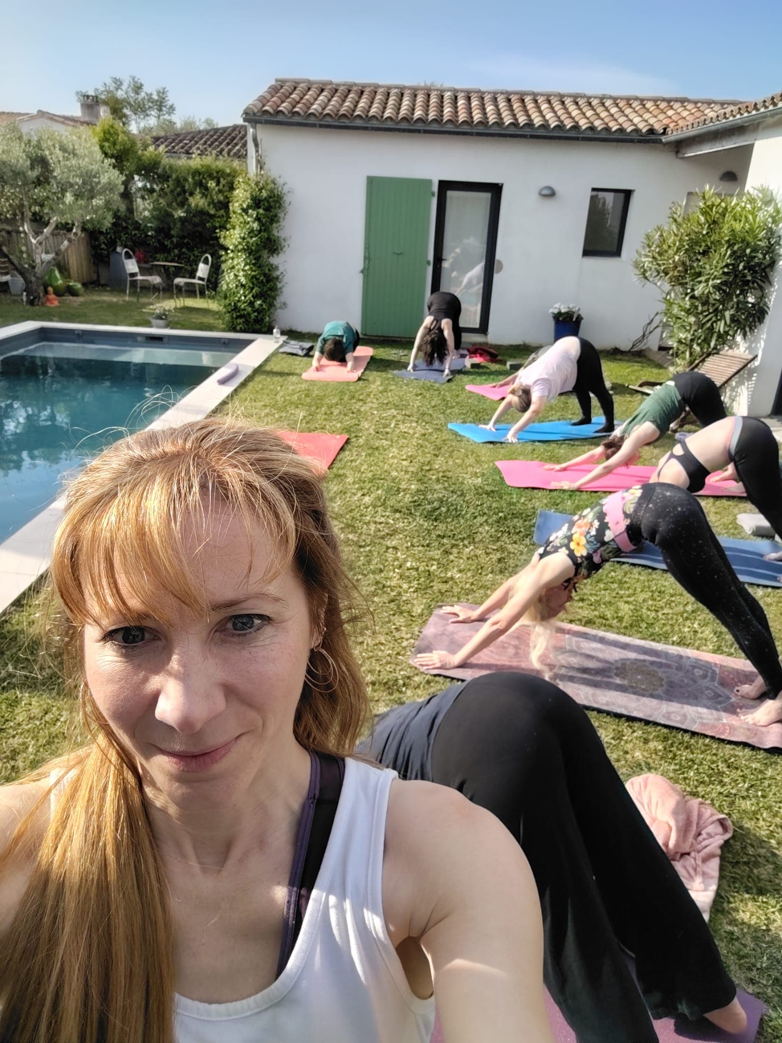 Posture de yoga calme et recentrée en fin de séance