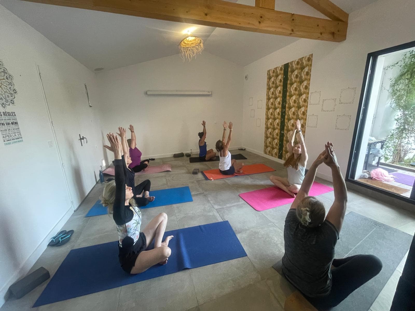 Séance de yoga douce dédiée au bien-être féminin