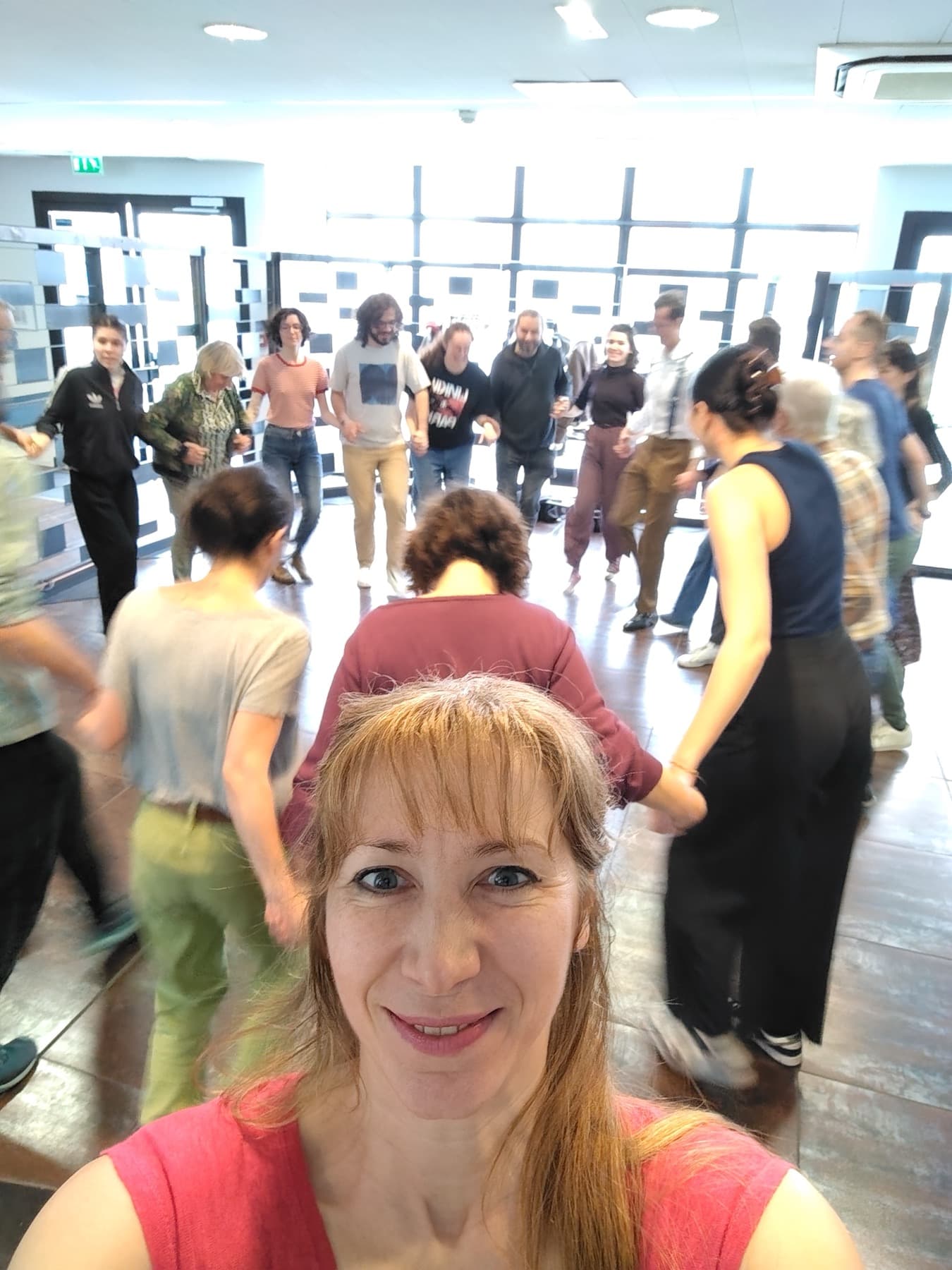 Atelier de danses celtiques avec un groupe en mouvement